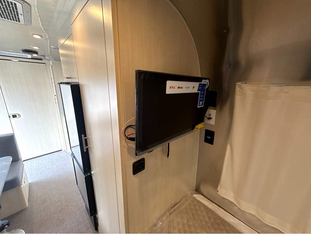 2026 AIRSTREAM FLYING CLOUD 23FBT - Image 27