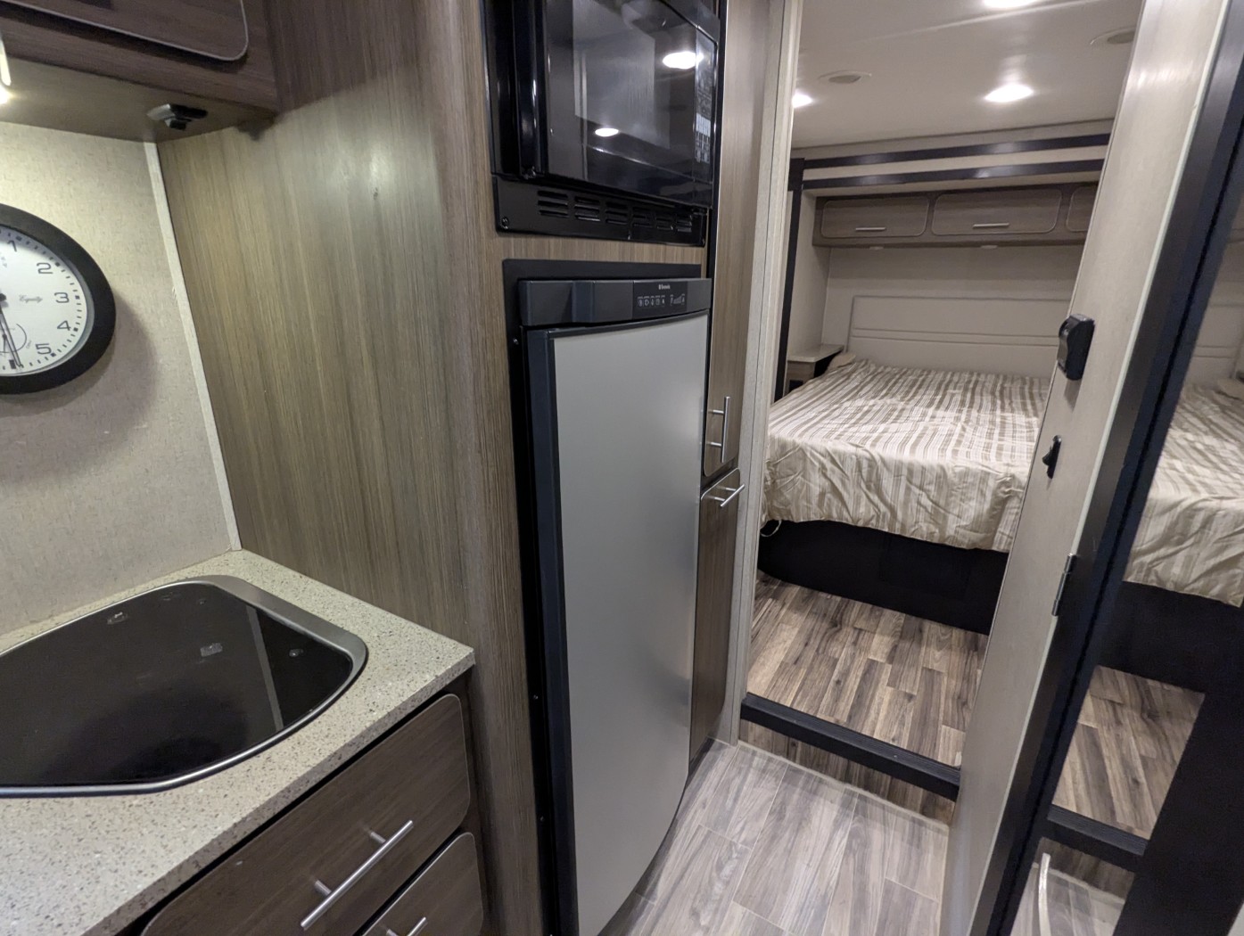 2015 RENEGADE Villagio 25QRS - Image 16