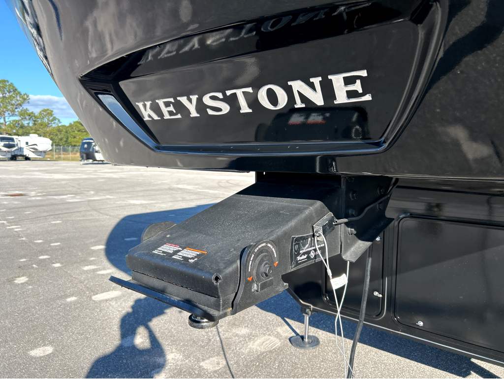 2026 Keystone AVALANCHE 366LS - Image 4