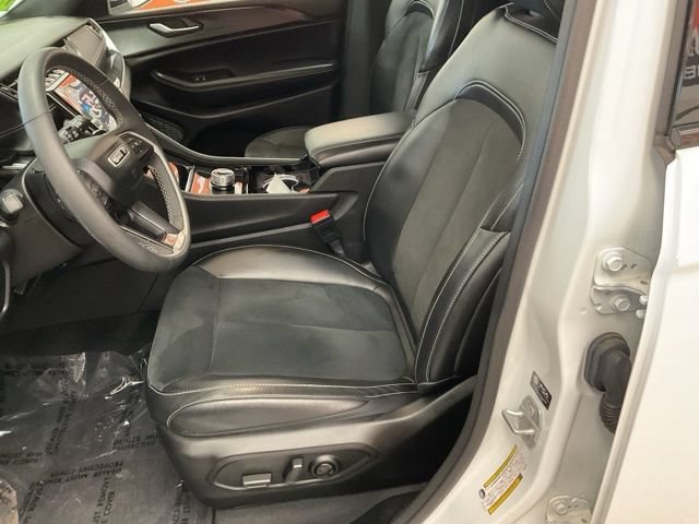 2023 Jeep Grand Cherokee Utility 4D Altitude 4WD - Image 15