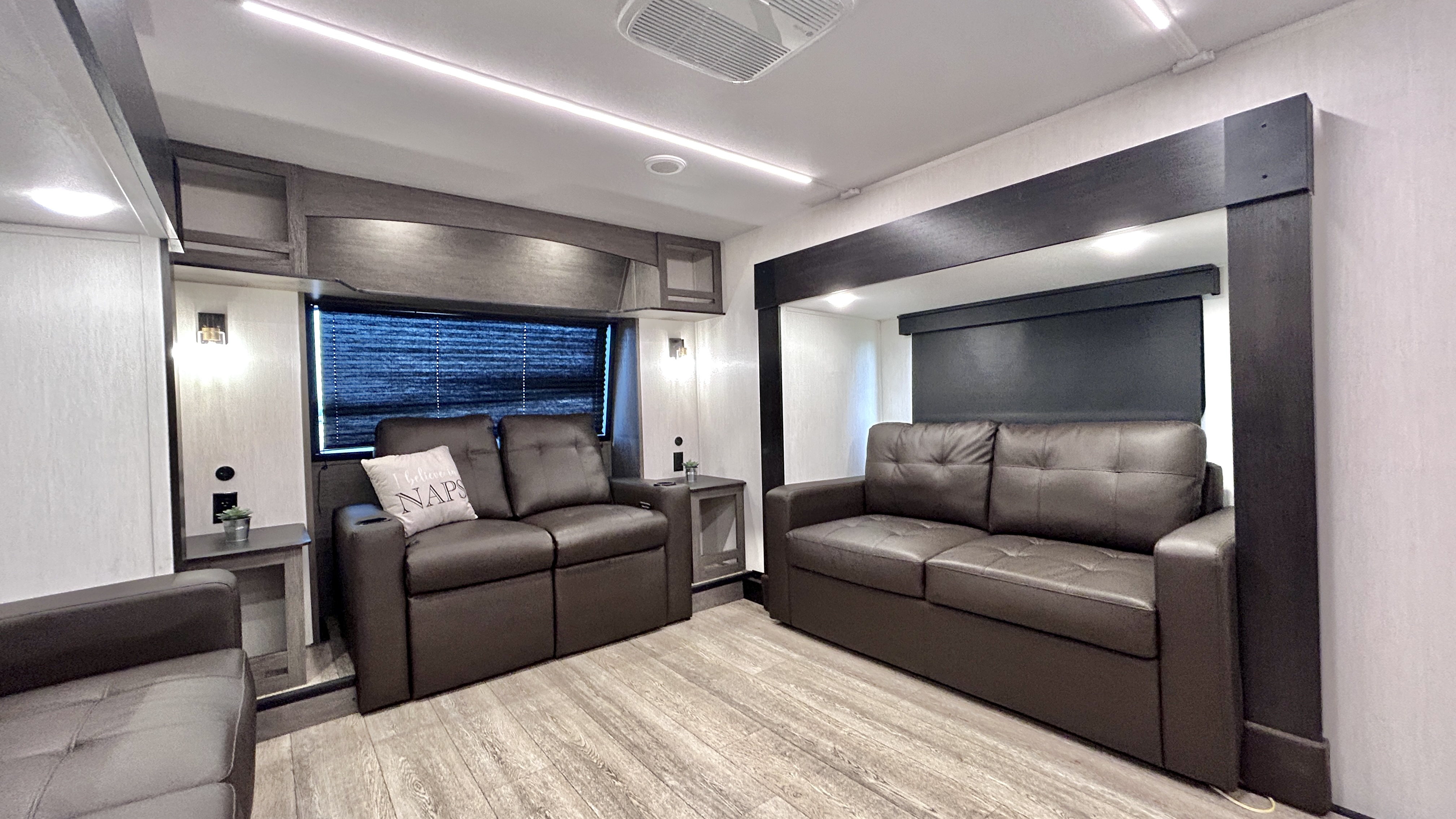 2025 Forest River ARCTIC WOLF 3950SUITE - Image 17