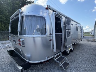 2026 AIRSTREAM GLOBETROTTER 27FBT - Image 3