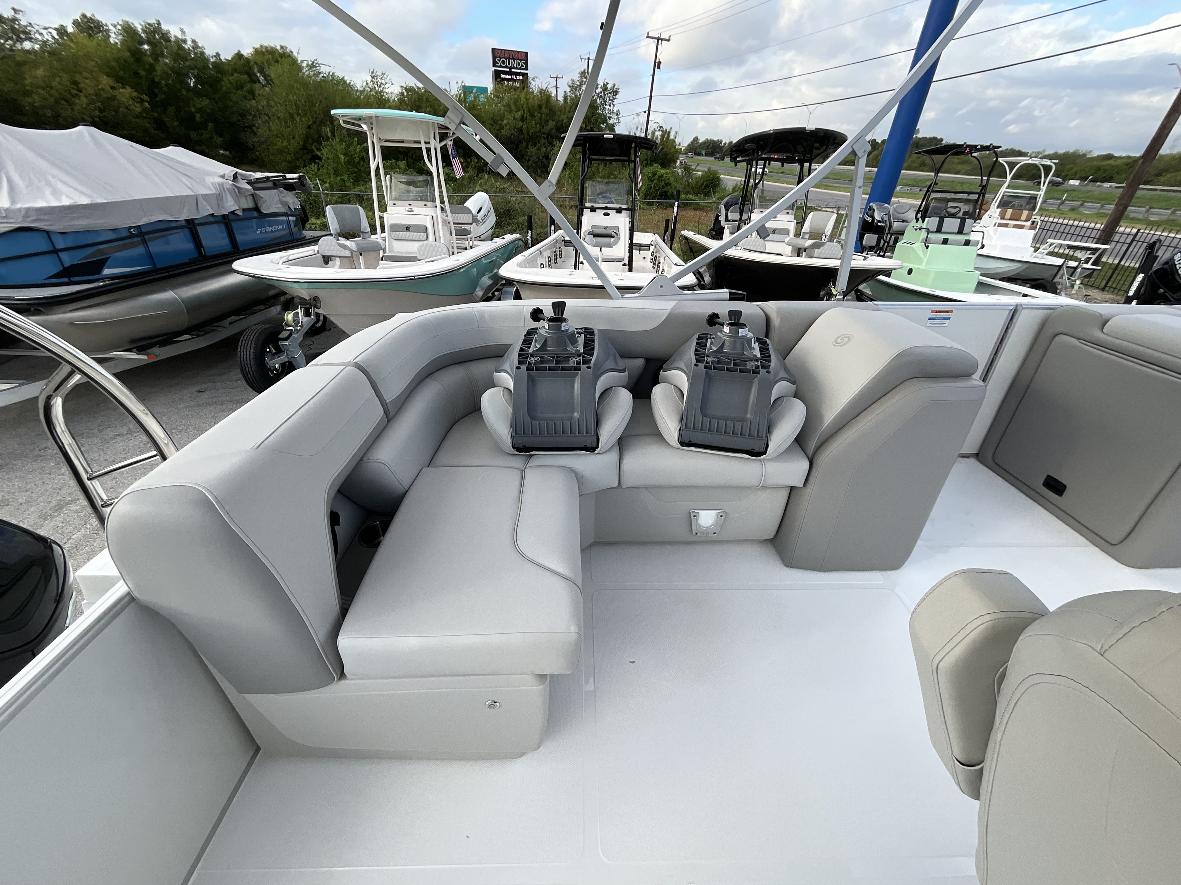 2027 Hurricane FunDeck 2360 REF - Image 12