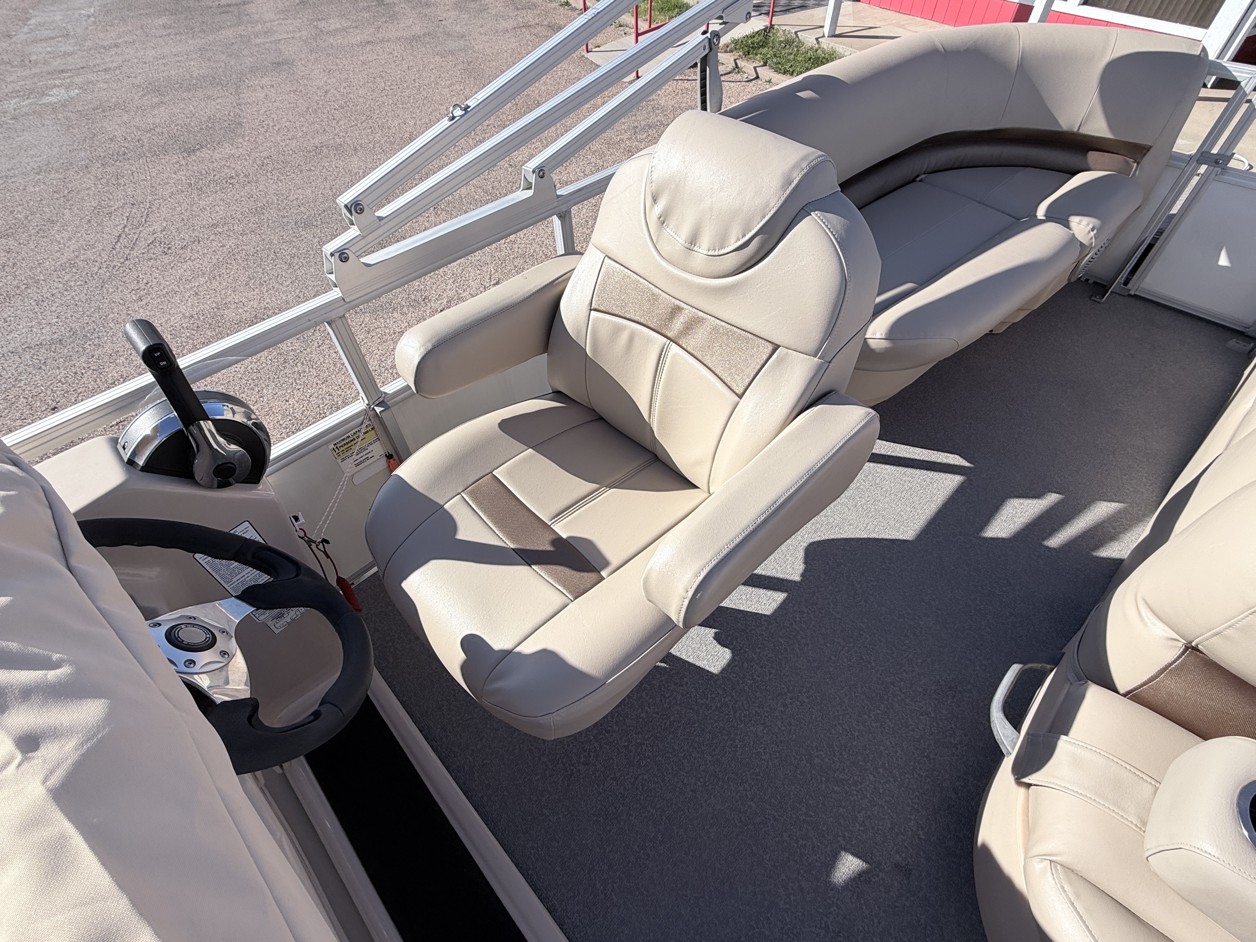 2017 TRACKER 2016 PARTY BARGE 22 DLX - Image 10