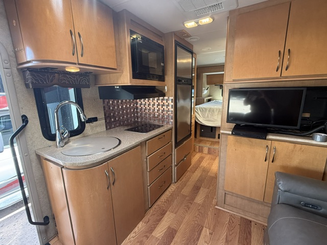 2015 Thor Motor Coach Citation Sprinter 24SR - Image 6