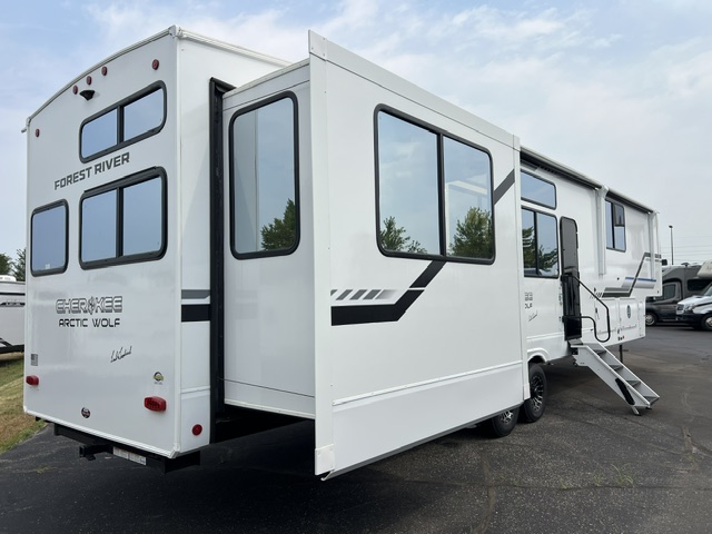2026 CHEROKEE ARCTIC WOLF 38LEAH.G - Image 8