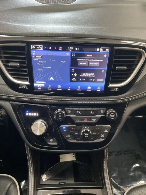 2025 Chrysler Pacifica Limited FWD - Image 16
