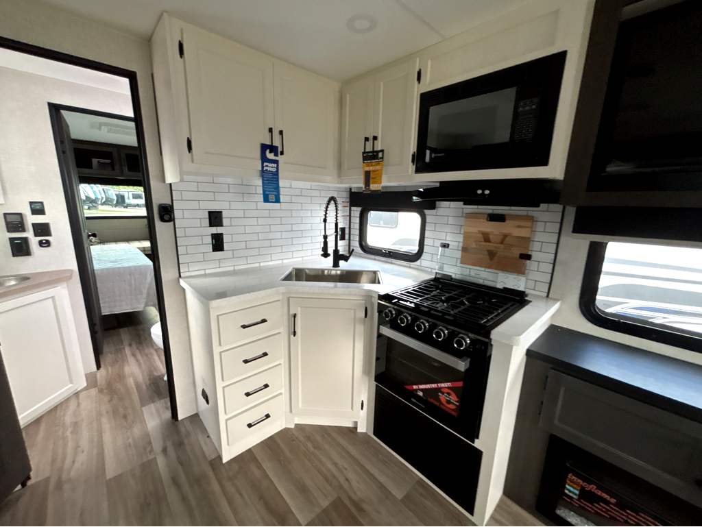 2026 VENTURE RV SPORTTREK 302VRD - Image 14