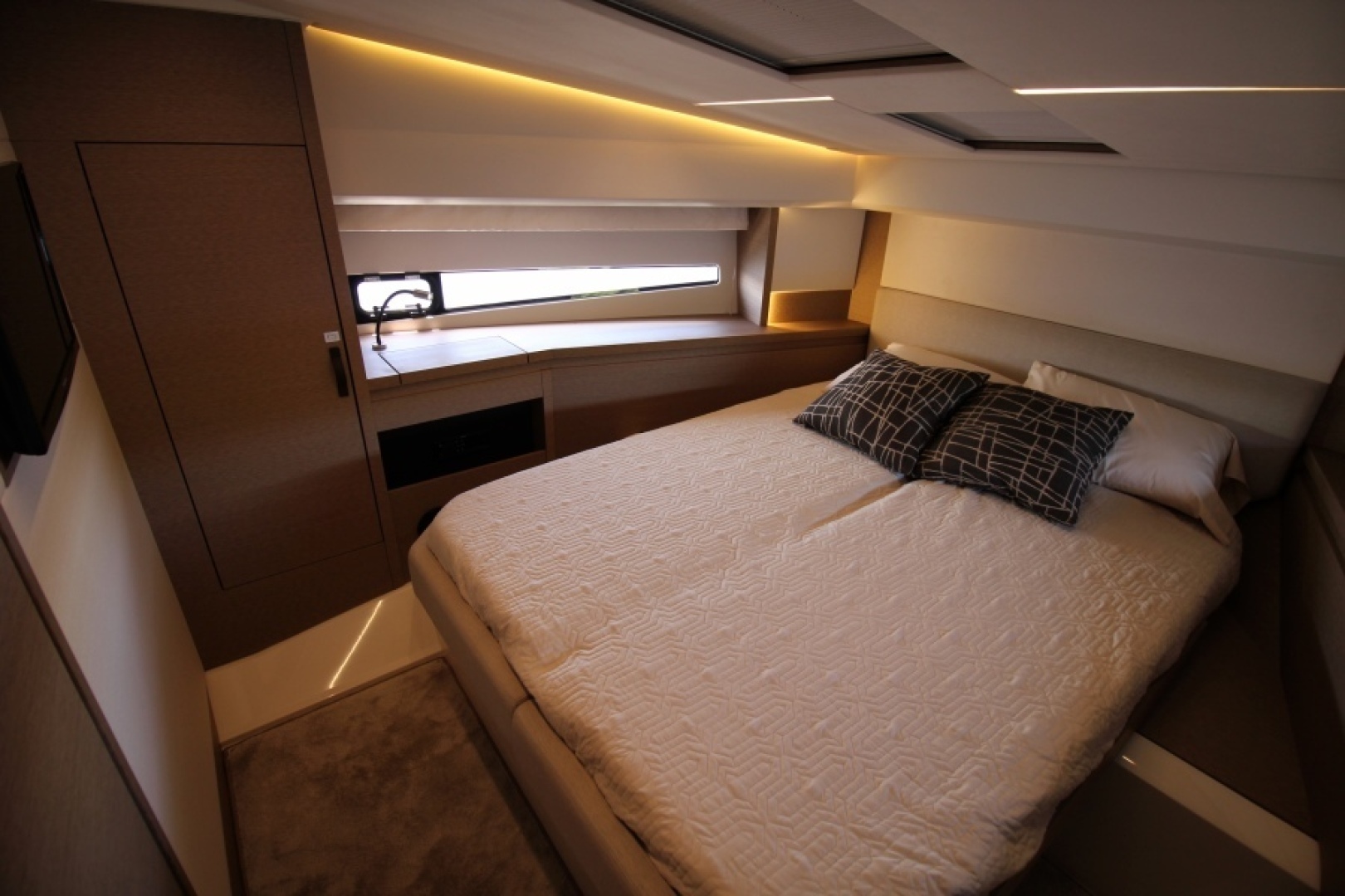 2018 Prestige 460 - Image 24
