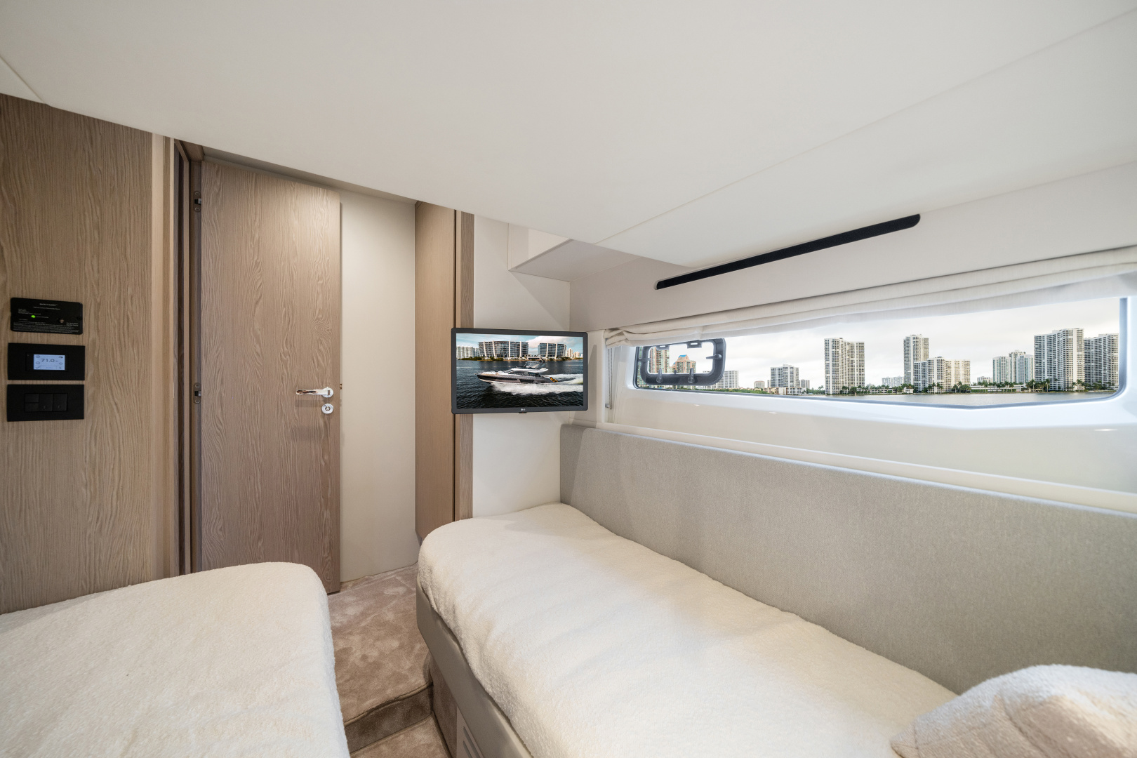 2023 Azimut 53 FLY Base - Image 15