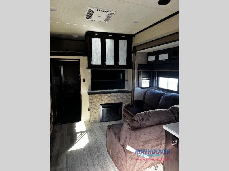 2017 GRAND DESIGN MOMENTUM M395 - Image 10