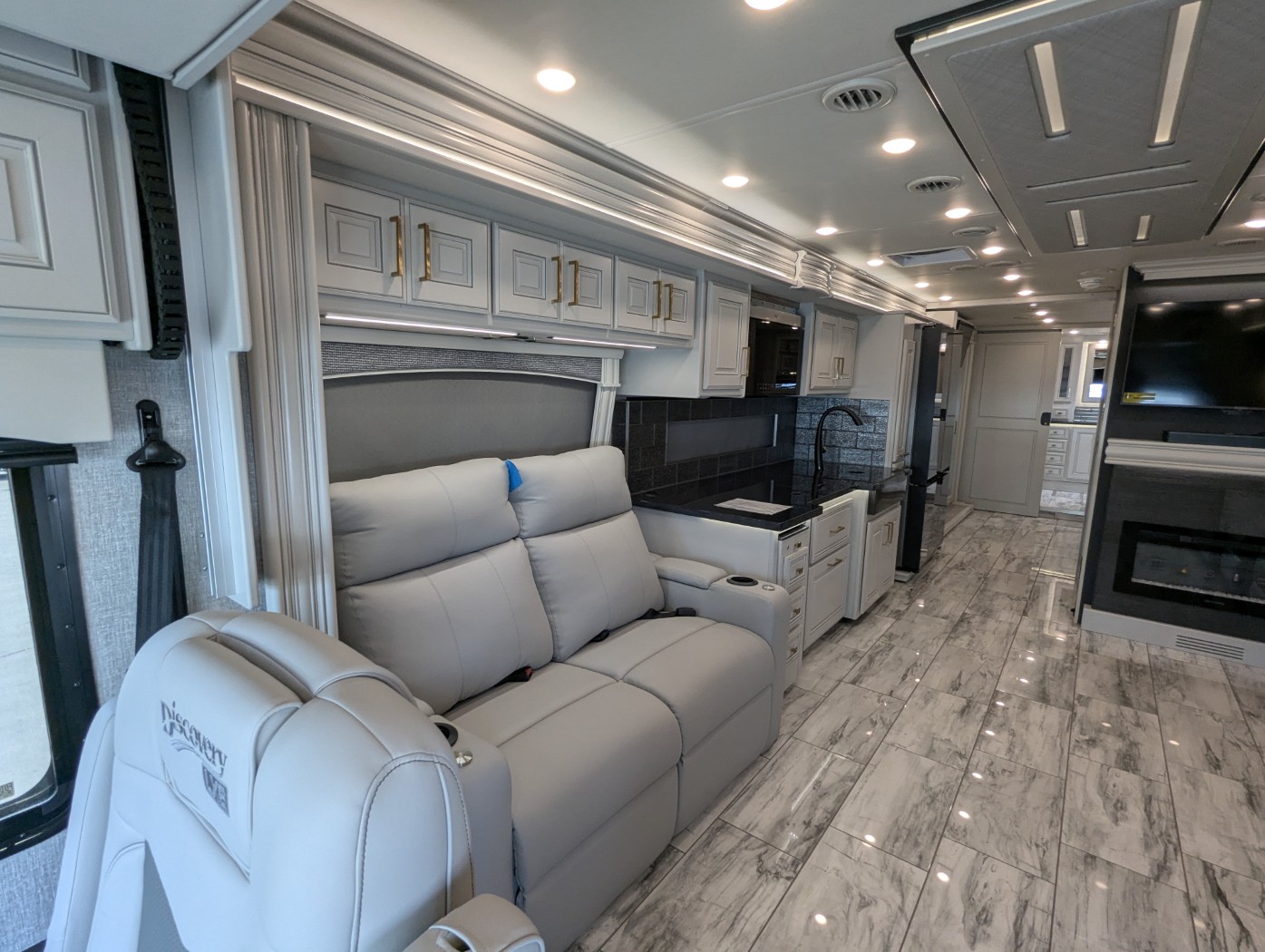 2026 Fleetwood Discovery LXE 40M - Image 17