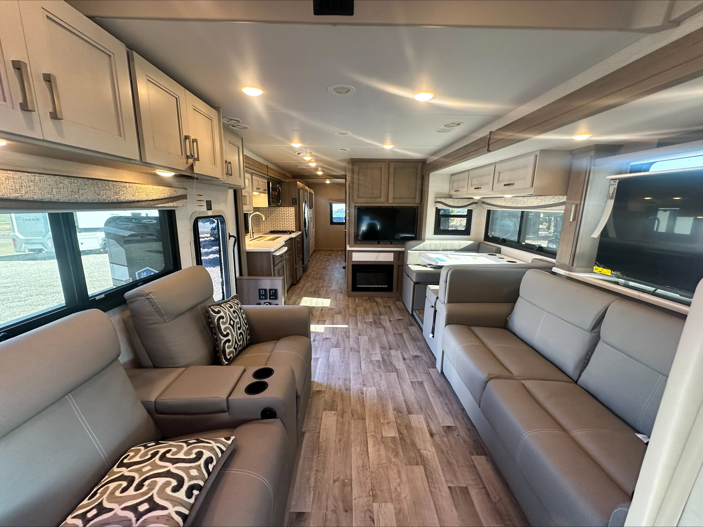 2026 THOR MOTOR COACH PASADENA 38FX - Image 10