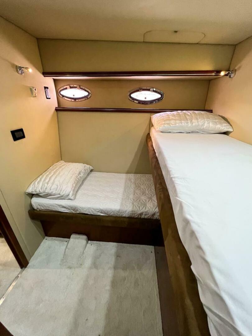 2011 Cruisers Yachts 560 Express - Image 10