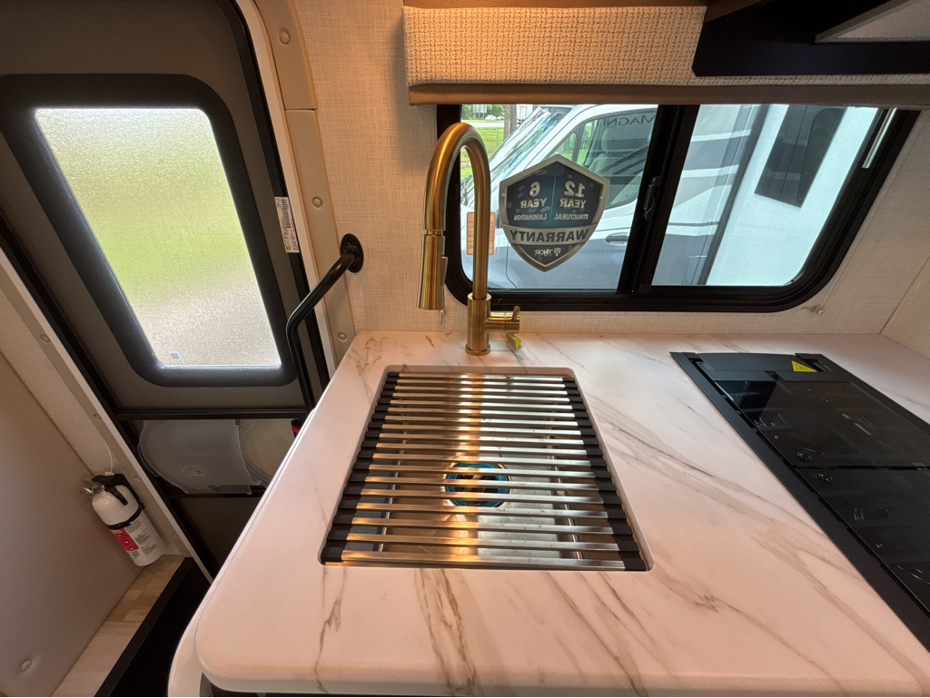 2026 THOR MOTOR COACH MAGNITUDE GA21 - Image 10