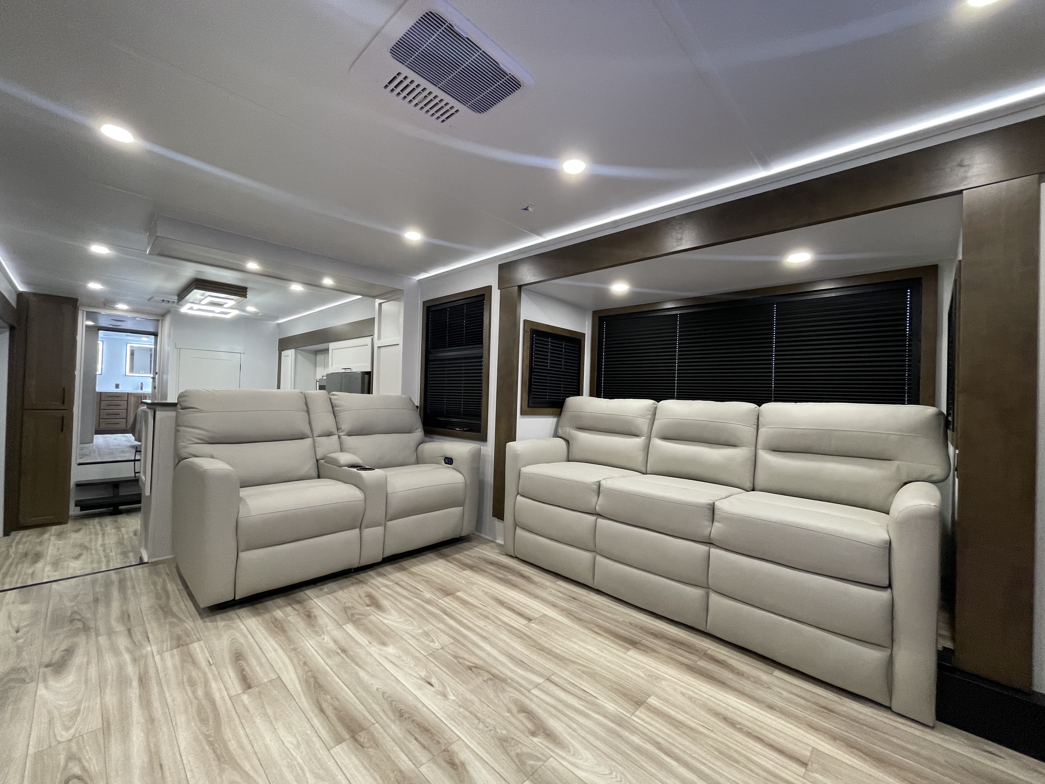 2027 Keystone Montana 3800FL - Image 27