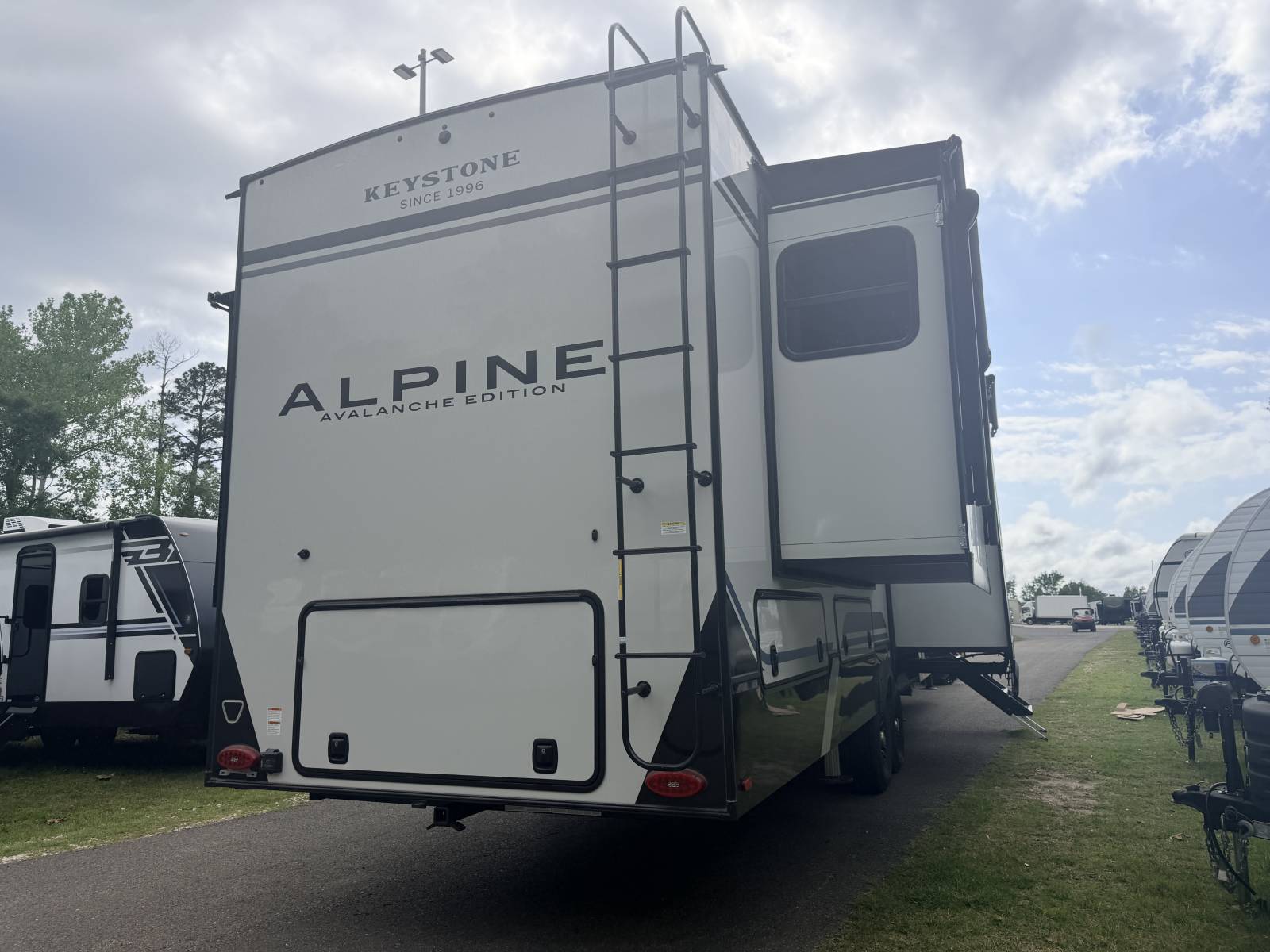 2026 Keystone Alpine Avalanche Edition 381DL - Image 7