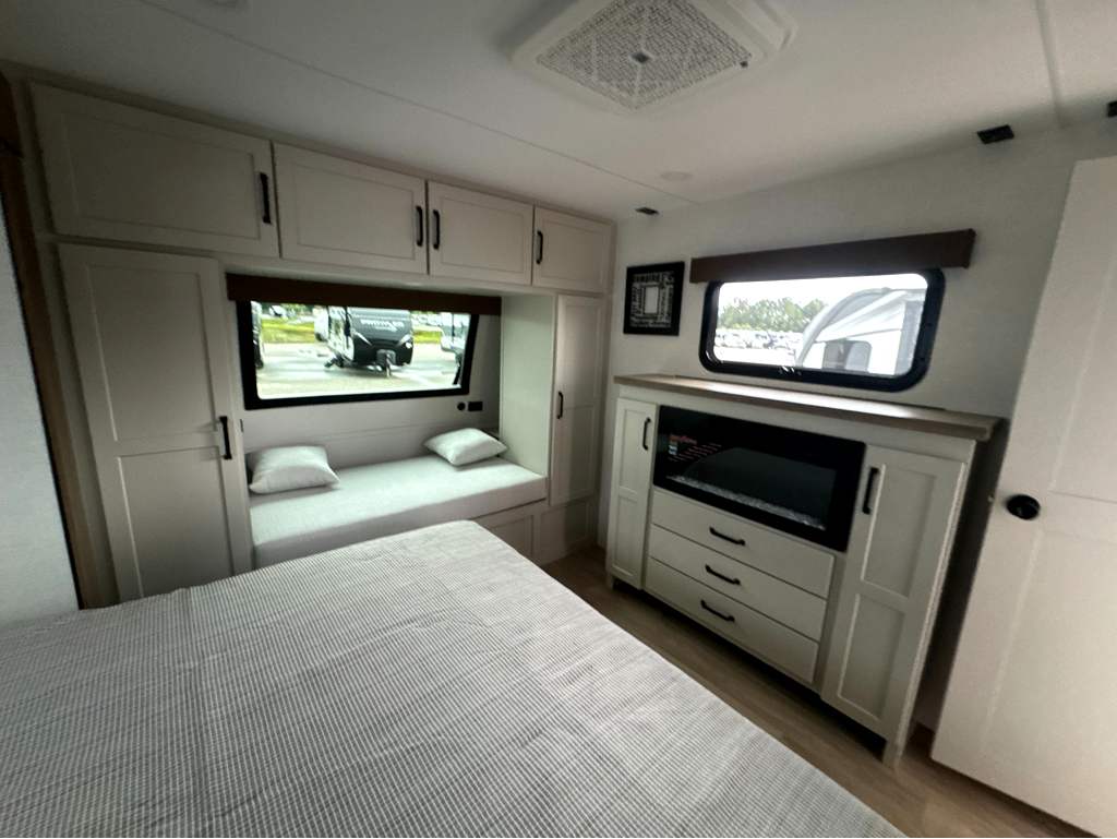 2027 VENTURE RV SPORTTREK 343VIK - Image 17