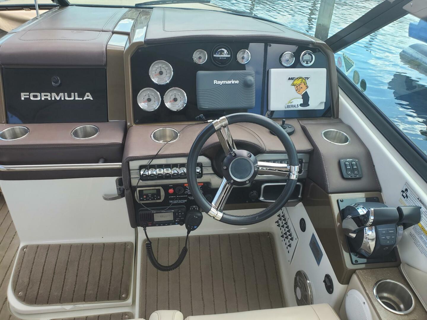 2015 Formula 330 Crossover Bowrider - Image 8