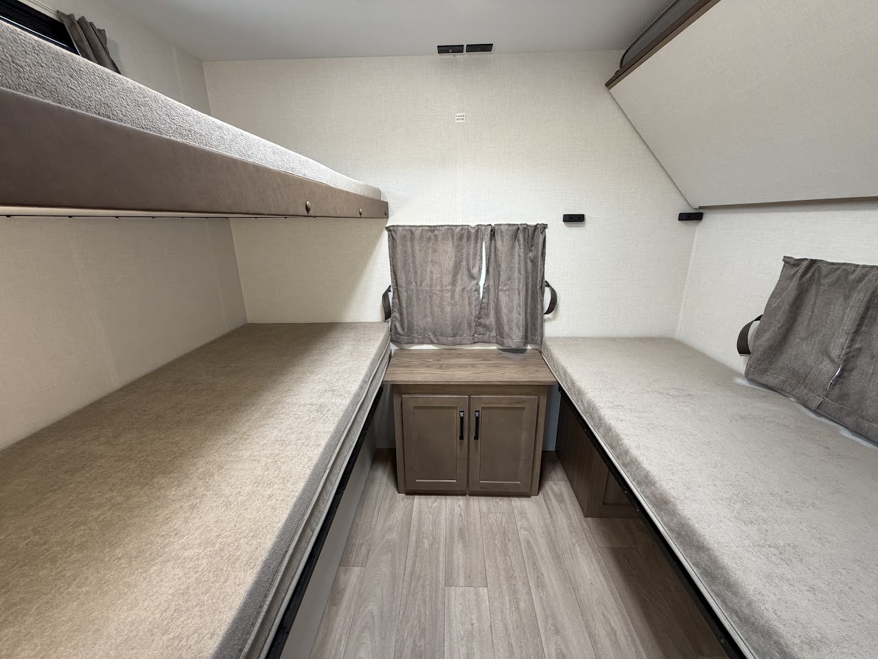 2027 VENTURE RV SPORTTREK 343VIB - Image 37