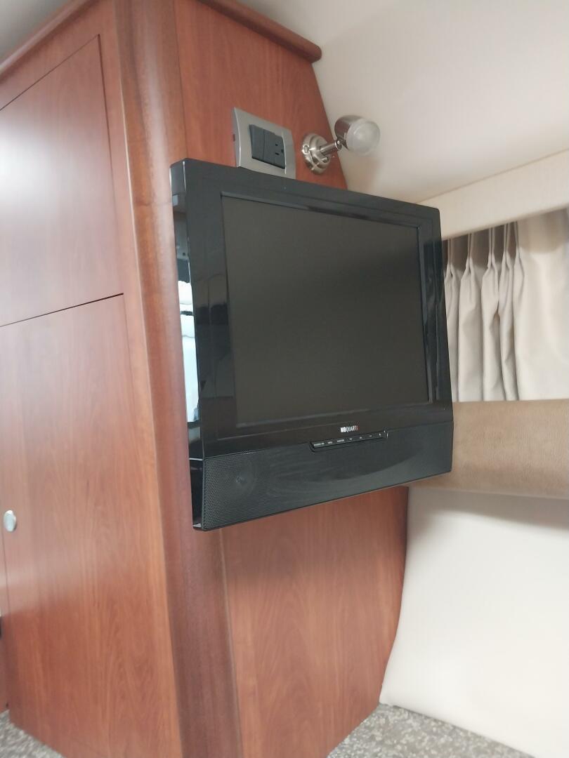2011 Monterey 340 Sport Yacht - Image 19