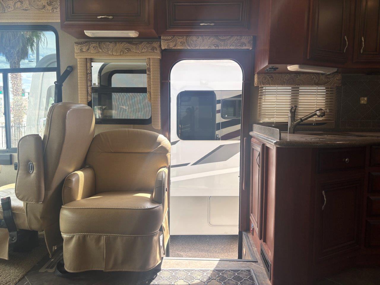 2014 Newmar Bay Star 3309 - Image 27