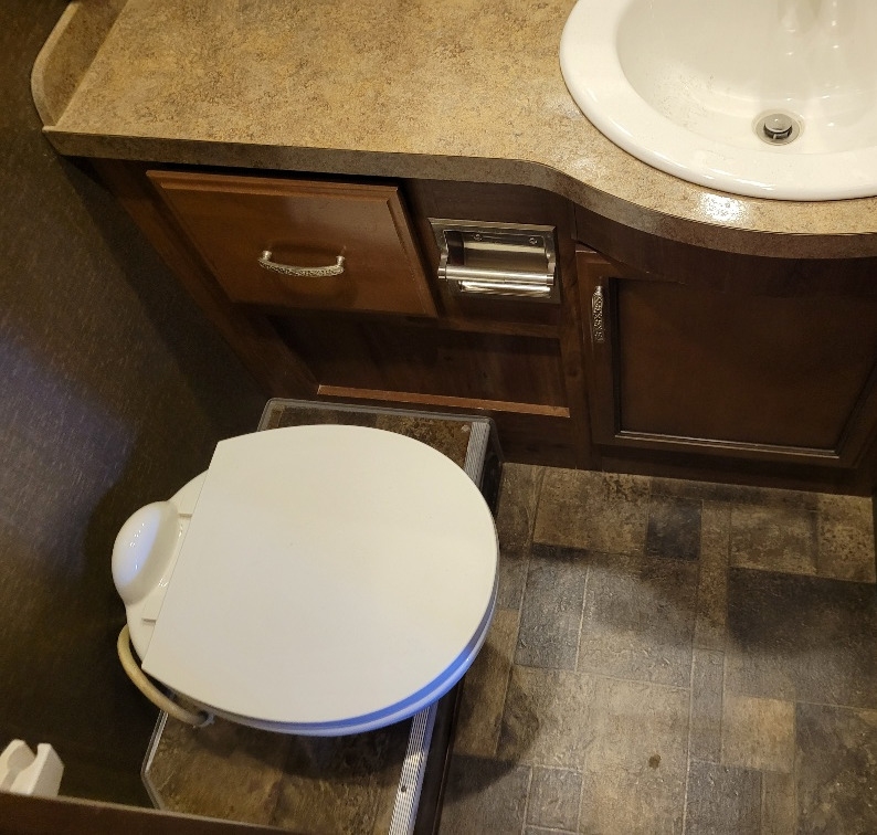2014 Fleetwood Bounder 36E - Image 21
