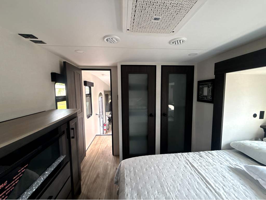 2027 VENTURE RV SPORTTREK 353VIK - Image 25