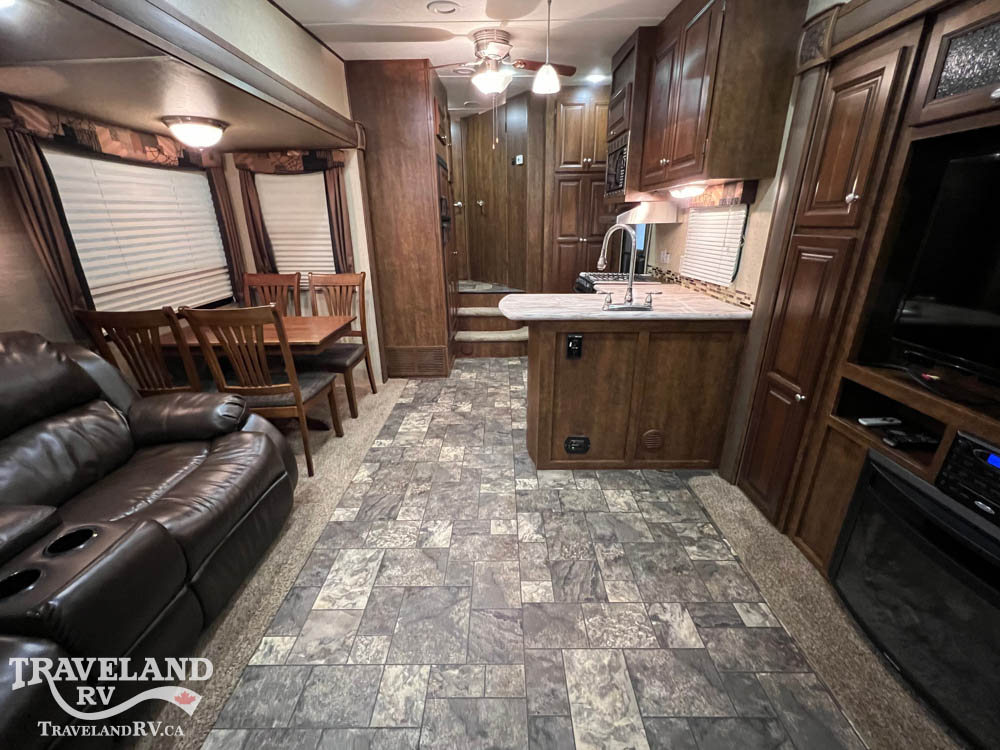 2015 Coachmen Chaparral Signature 327RLKS - Image 4