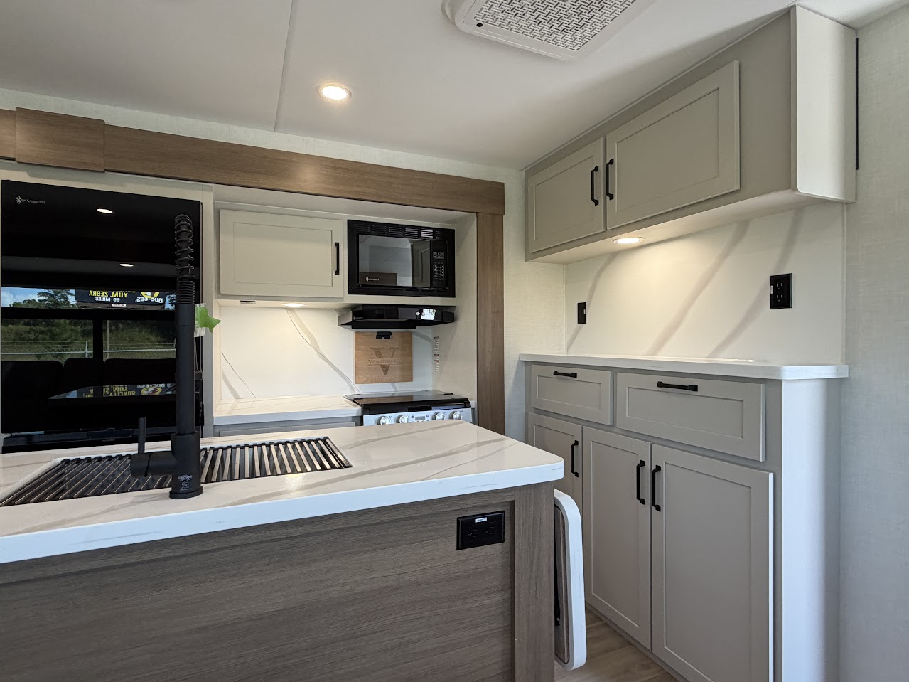 2027 VENTURE RV SPORTTREK 343VIB - Image 24