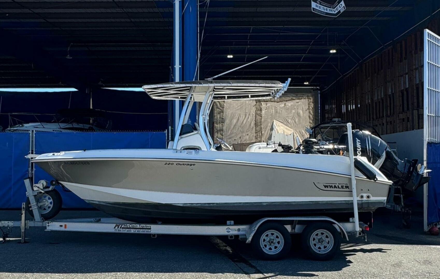 2014 Boston Whaler 220 OUTRAGE Base - Image 3