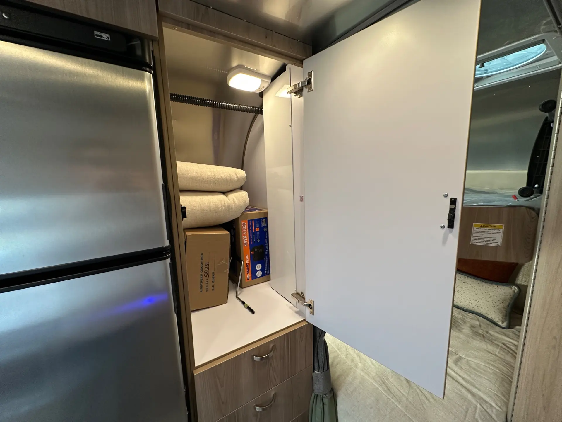 2027 Airstream Flying Cloud 30FB Bunk - Image 44