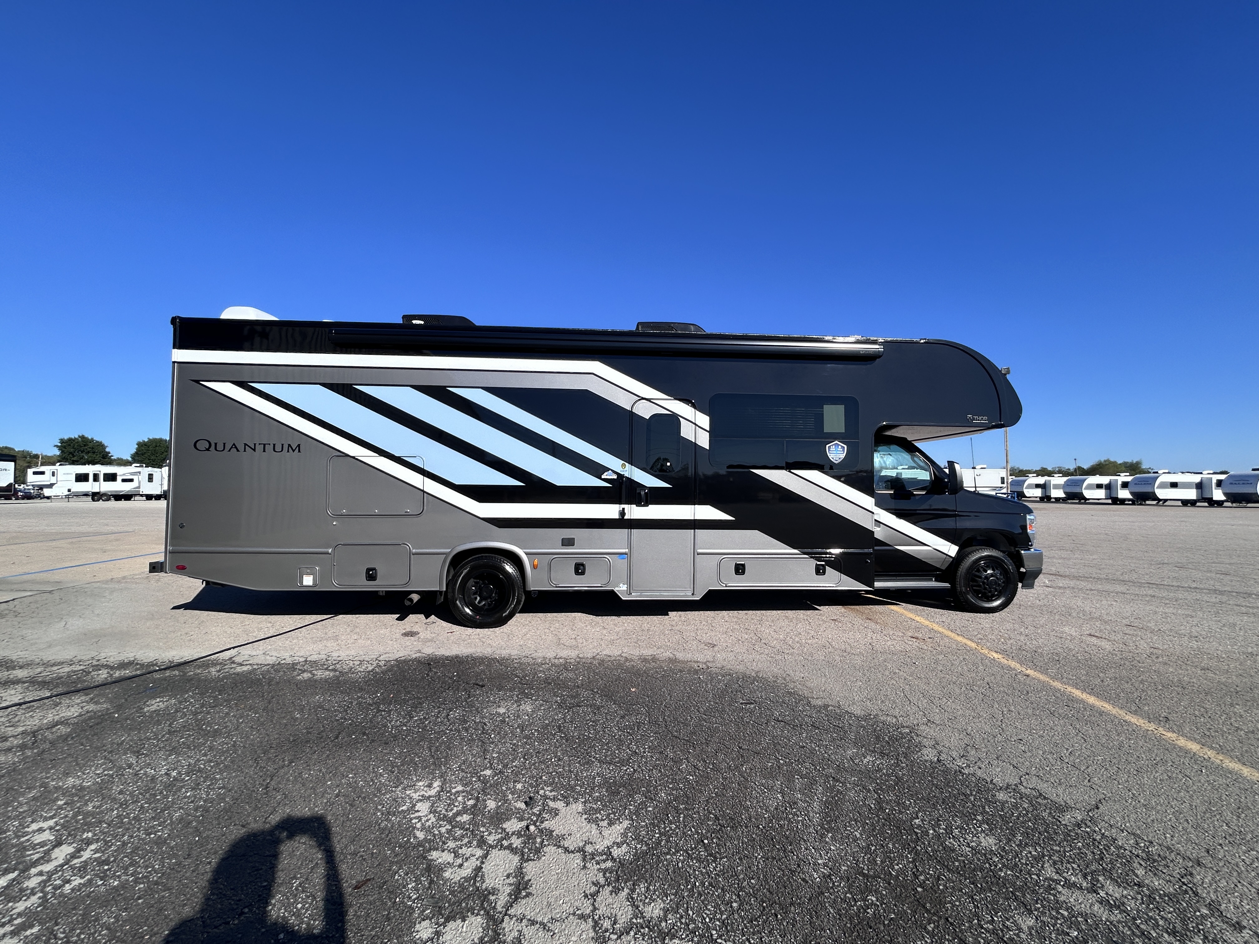 2027 Thor Motor Coach QUANTUM KW29 - Image 2