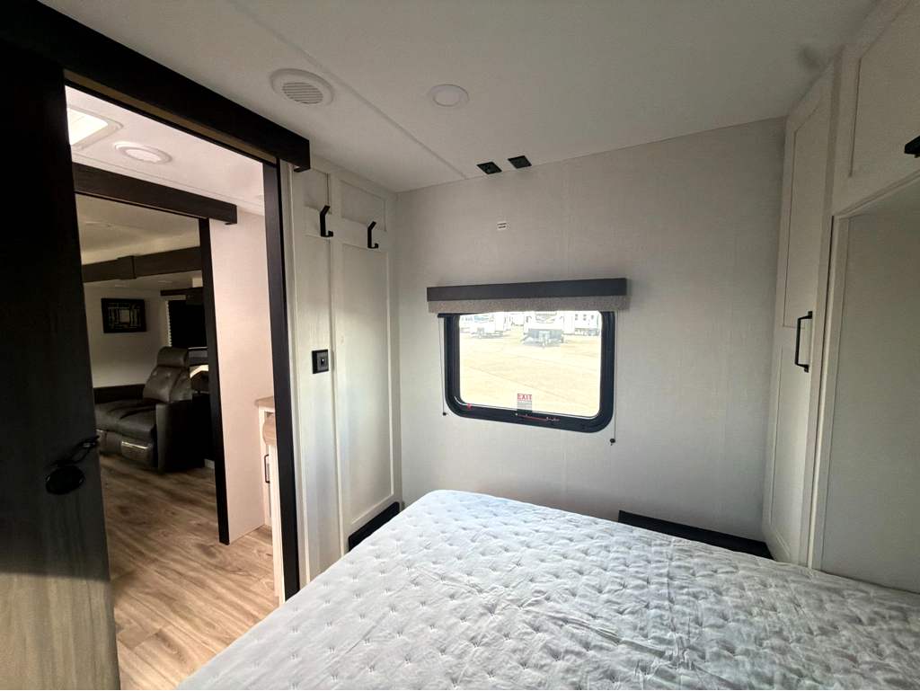 2027 VENTURE RV SIENNA 241VRD - Image 32