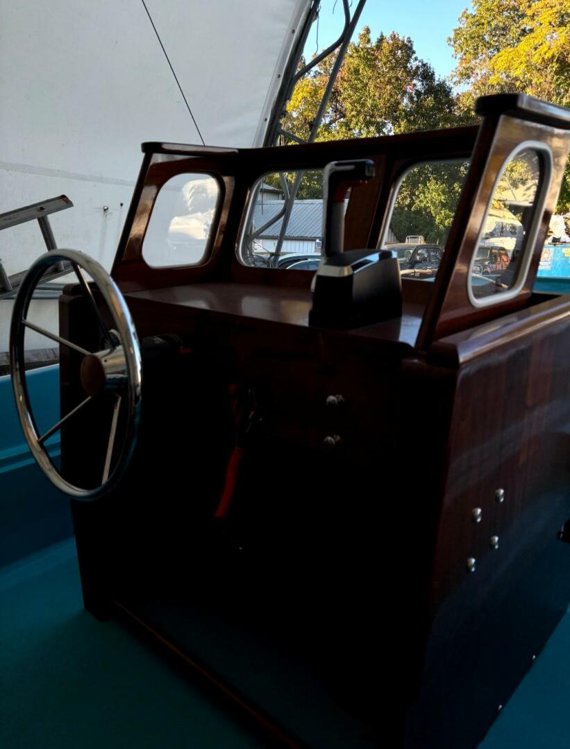 2017 Boston Whaler - Image 4