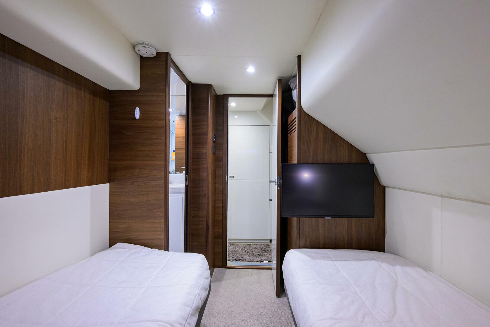 2003 Jupiter 31 Cuddy - Image 108