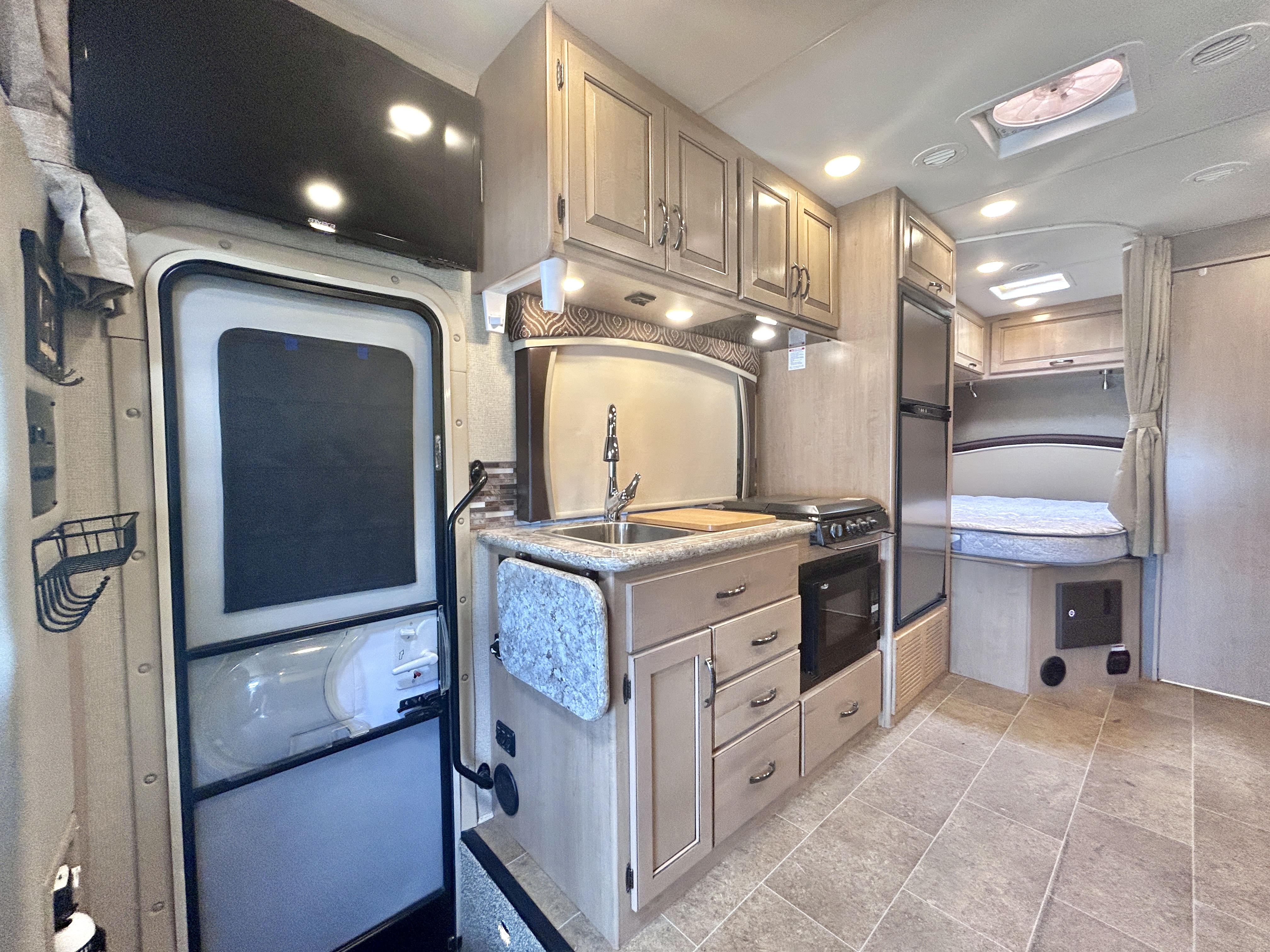 2018 Thor Motor Coach Chateau Sprinter 24WS - Image 7