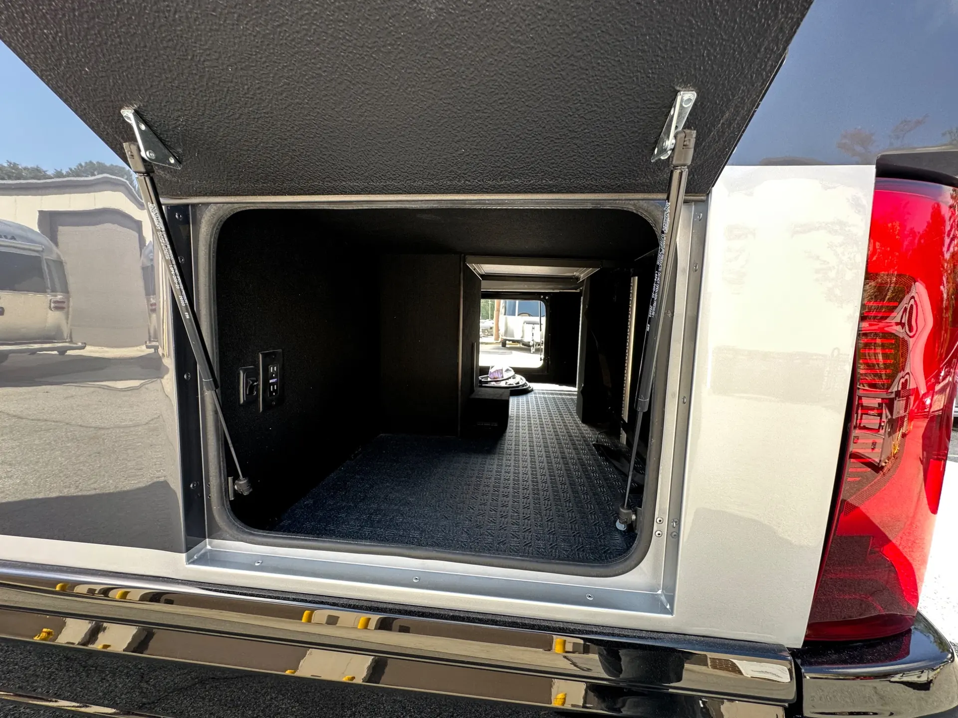 2027 Airstream Atlas 25RT - Image 31