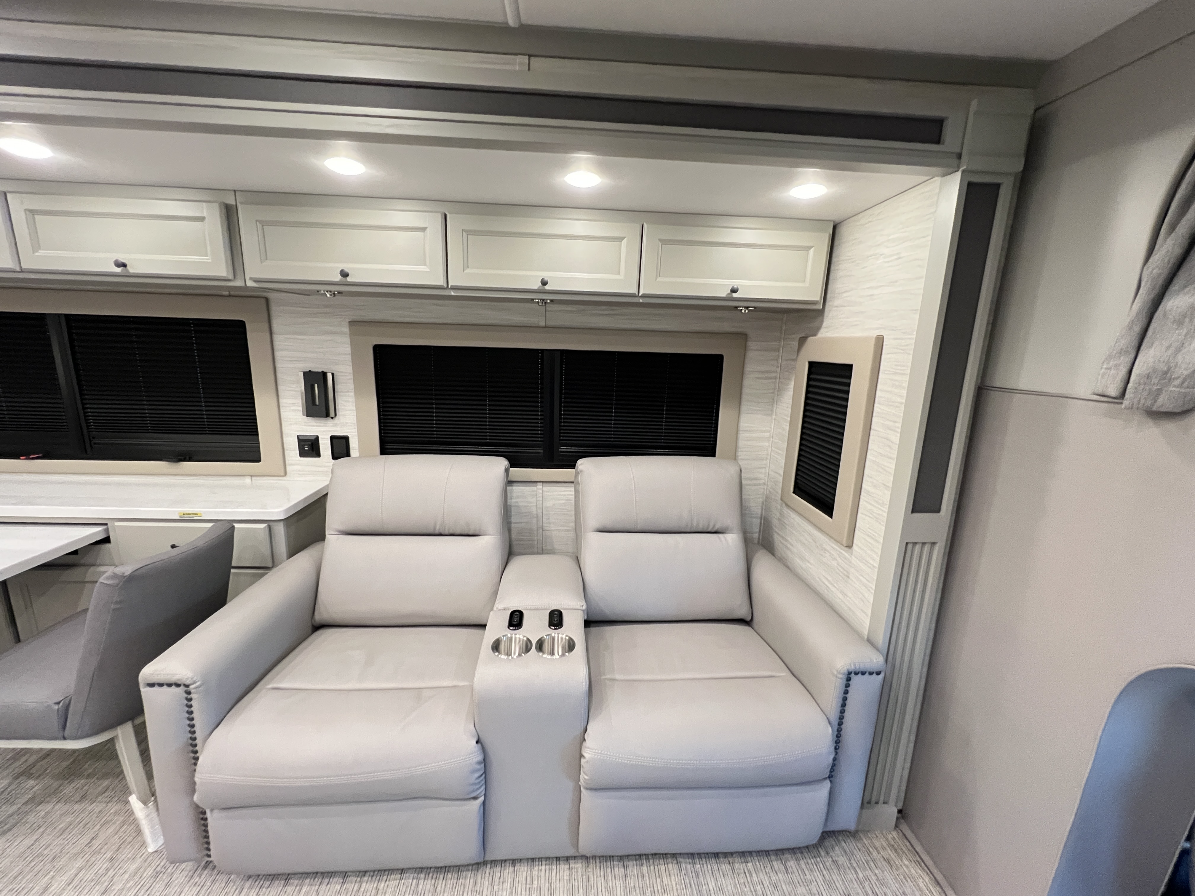 2027 Tiffin Allegro Bay 38 AB - Image 21