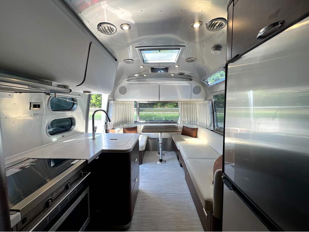 2022 AIRSTREAM GLOBETROTTER 25FBT - Image 5