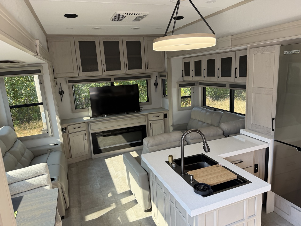 2025 Grand Design Solitude 388MBS - Image 22