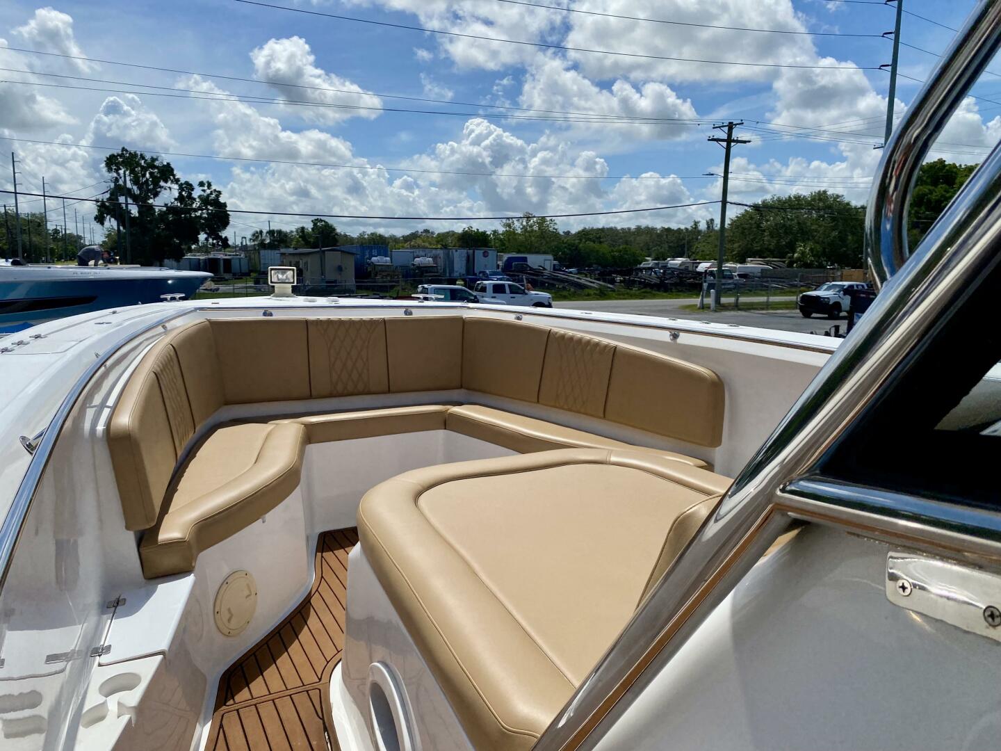 2023 Fishing Raptor 390 Solarium - Image 5