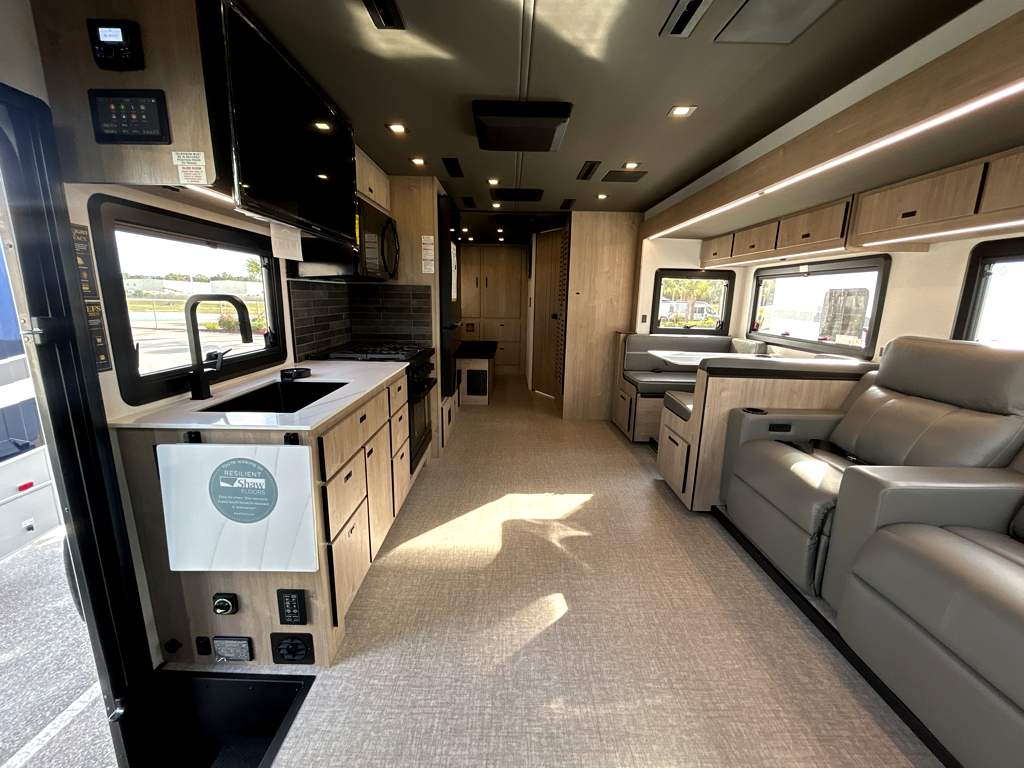 2026 GRAND DESIGN LINEAGE SERIES F 31ZW - Image 16