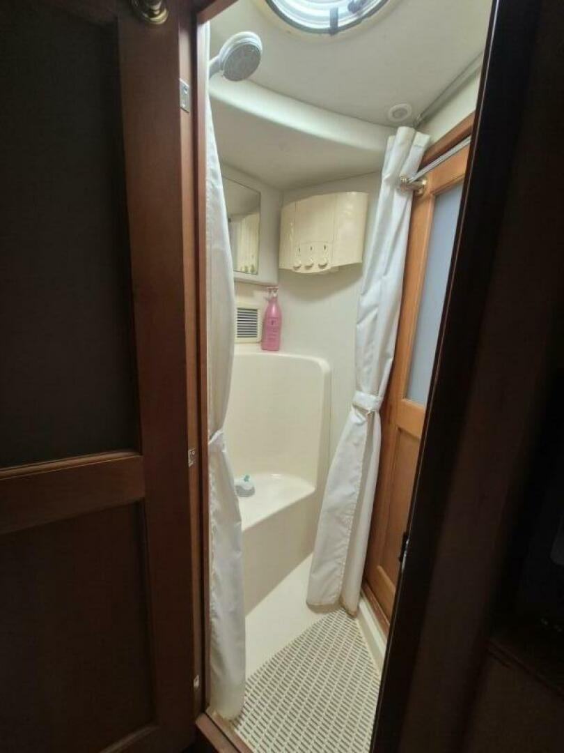 2002 Silverton 38 Convertible - Image 32