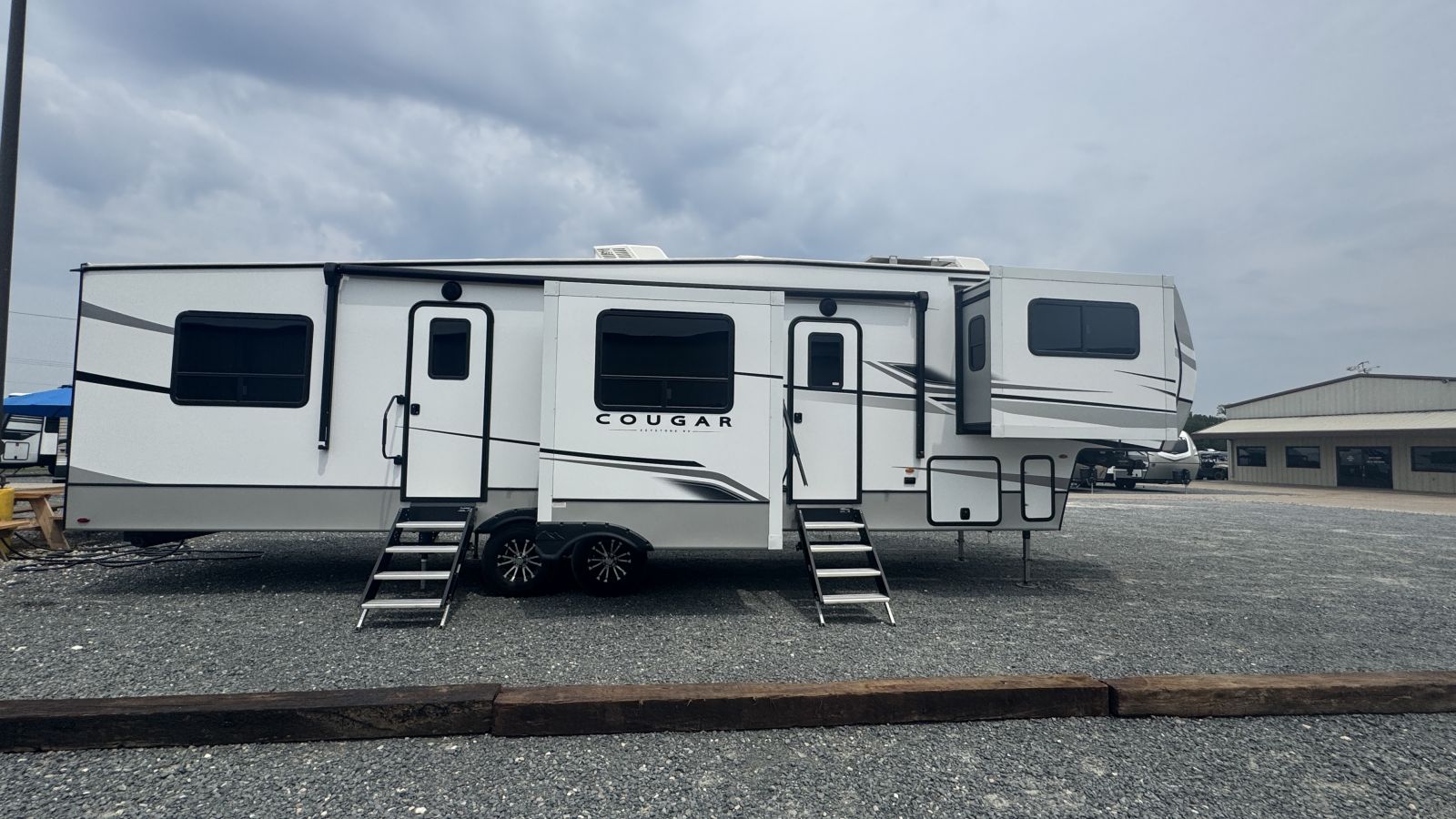 2023 Keystone Cougar East 354FLS - Image 9