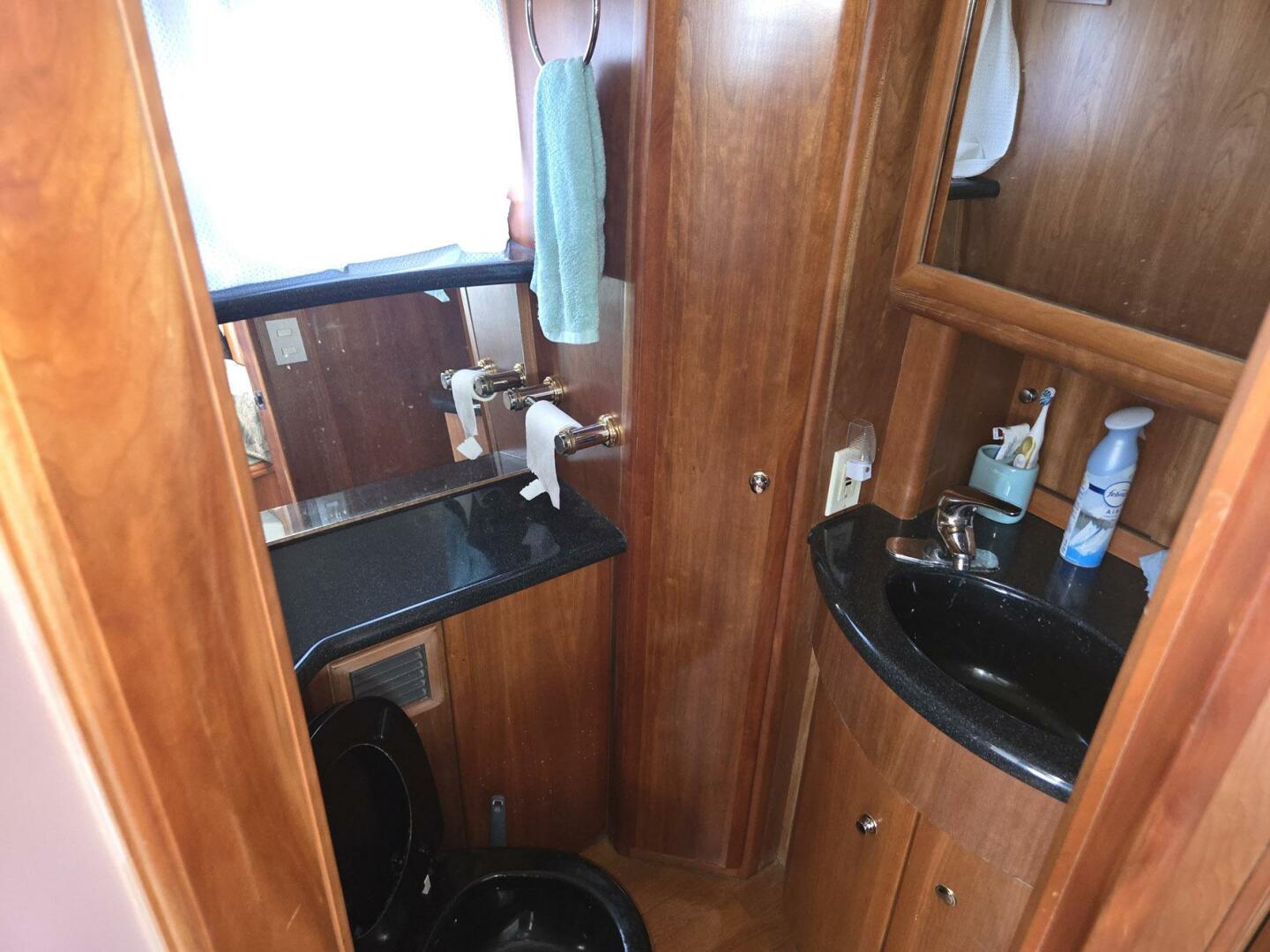 2003 Silverton 392 Aft Cabin Motor Yacht - Image 15