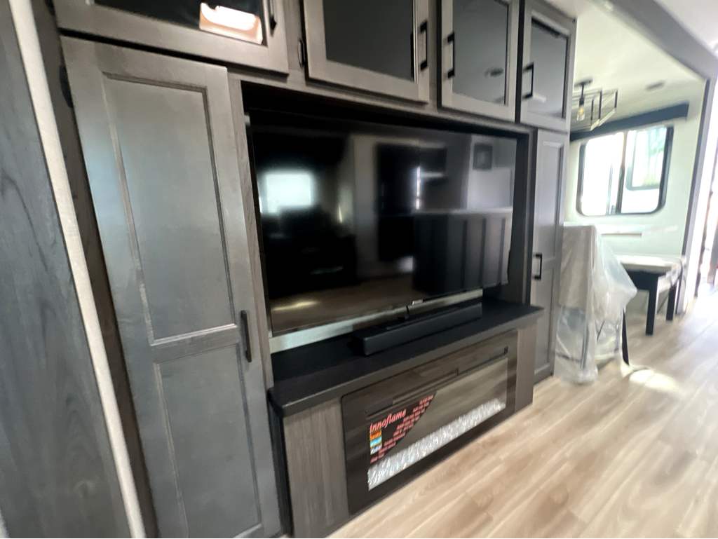 2026 VENTURE RV SPORTTREK 333VMI - Image 9