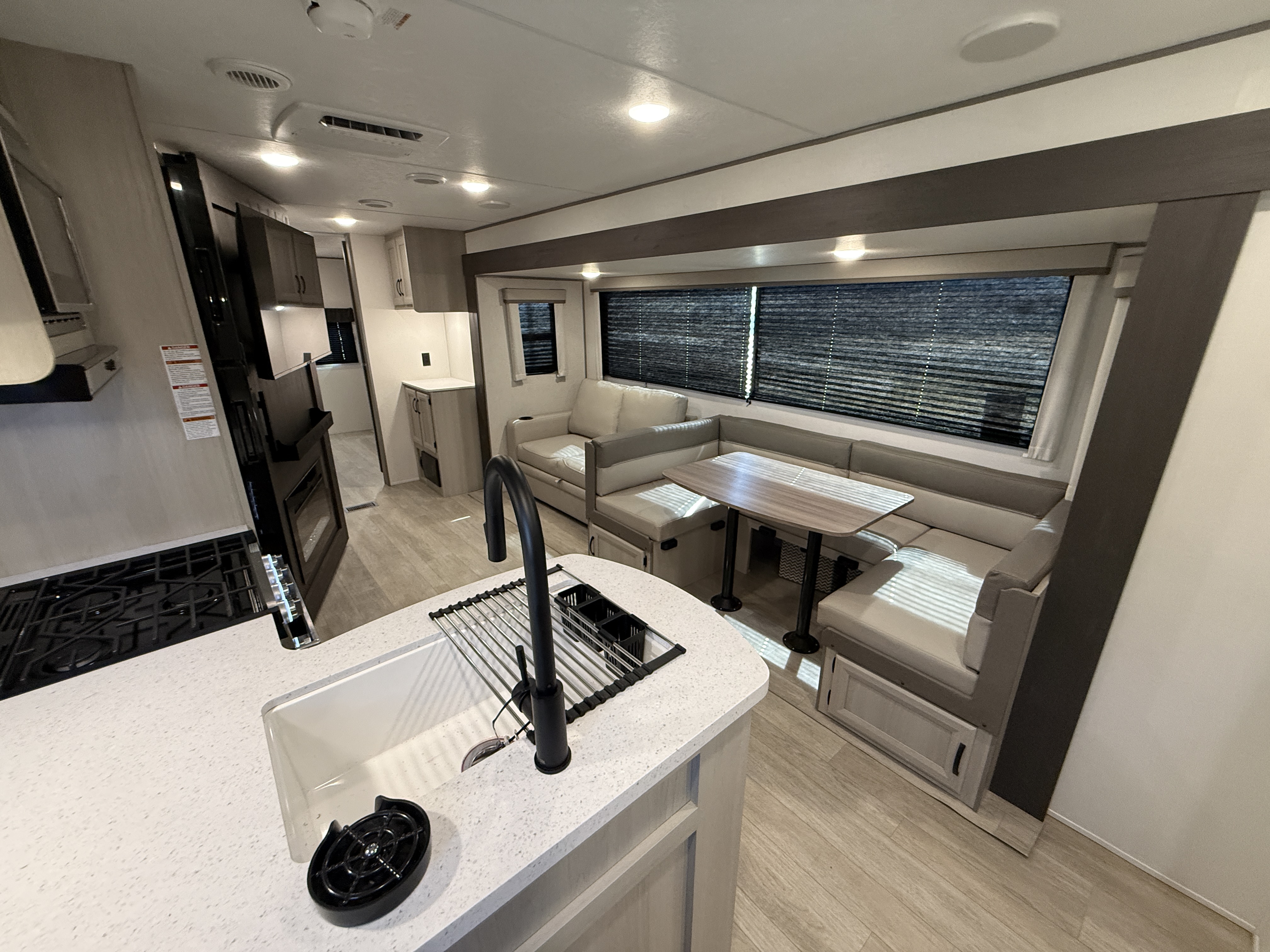 2027 Coachmen Catalina Legacy Edition 323BHDSCK - Image 12