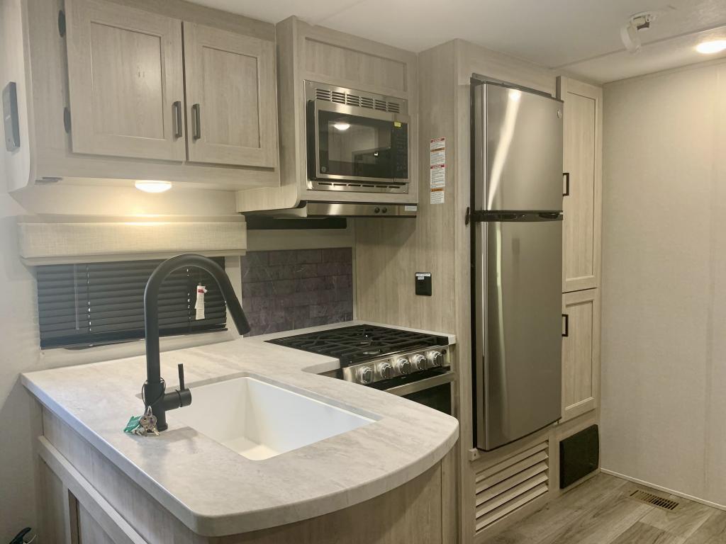 2024 FOREST RIVER CATALINA 293QBCK - Image 6