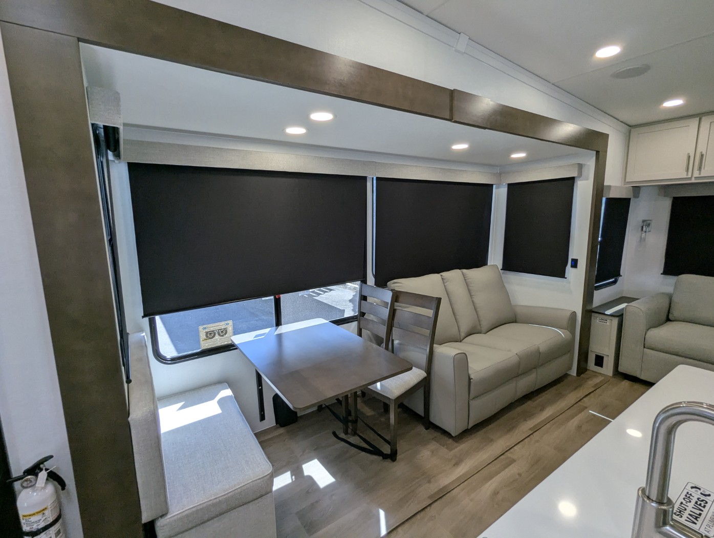 2027 Alliance RV Avenue 32RLS - Image 21